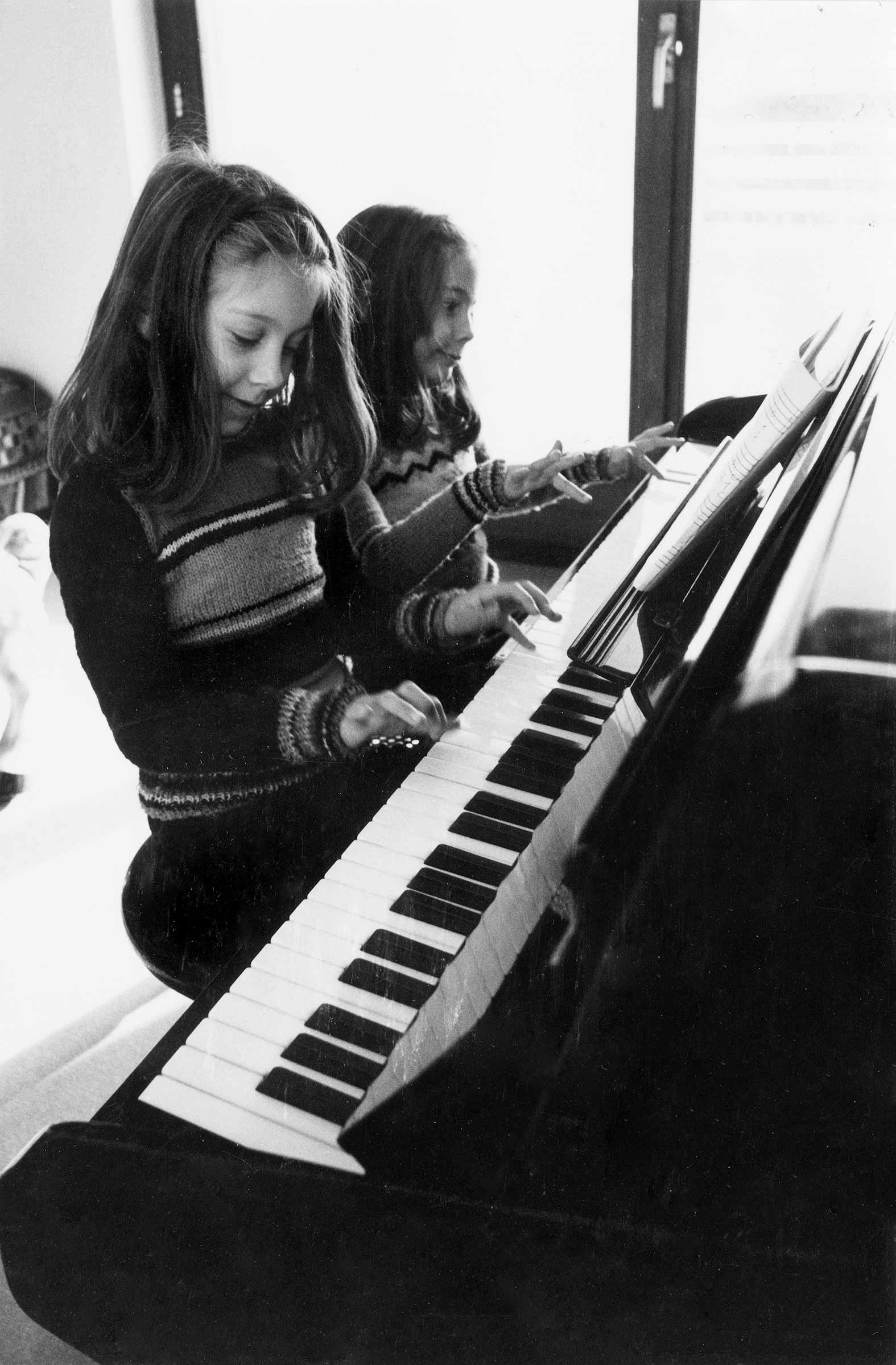 Eva 6 years old playing piano with her sister