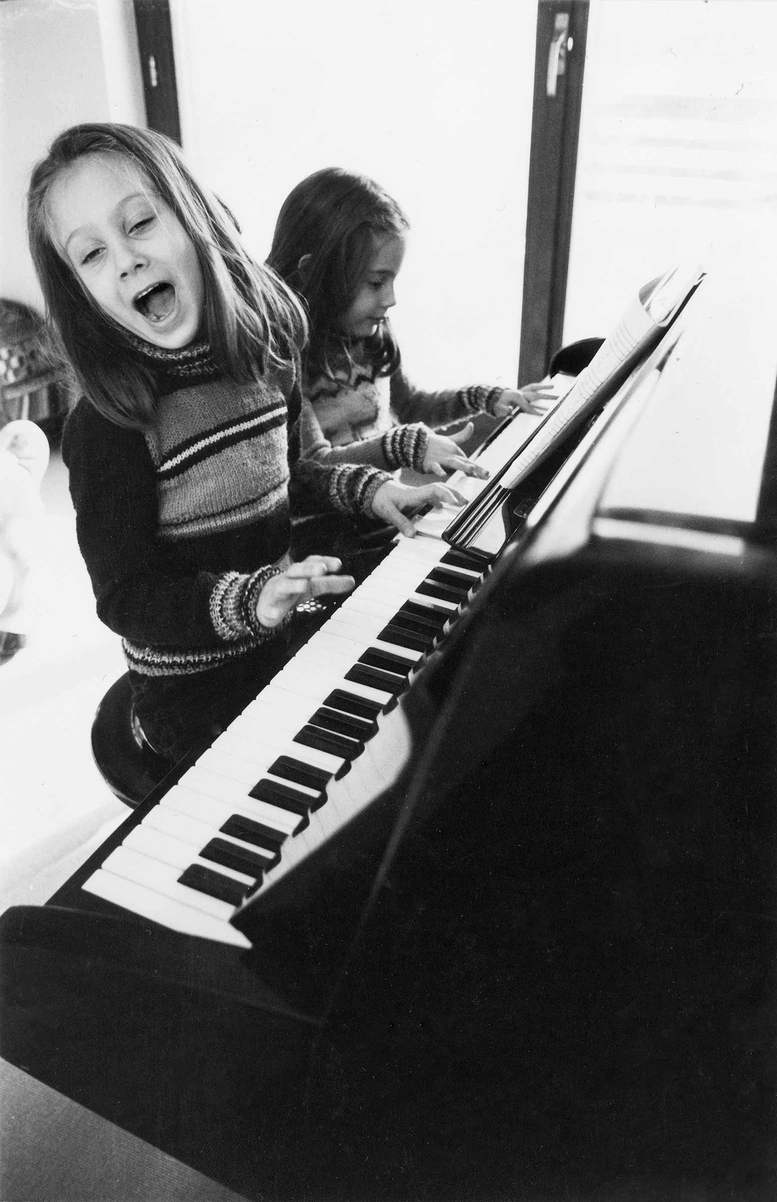 Eva 6 years old playing piano with her sister